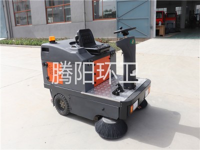 山東騰陽(yáng)環(huán)衛(wèi)TY-1400型電動(dòng)駕駛式掃地車